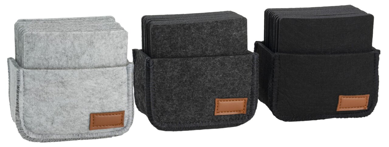 Drei Sets von Filzuntersetzern in hellgrau, dunkelgrau und schwarz, jeweils in einer passenden Filztasche mit braunem Lederetikett, frontal fotografiert.