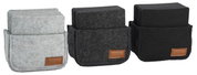 Drei Sets von Filzuntersetzern in hellgrau, dunkelgrau und schwarz, jeweils in einer passenden Filztasche mit braunem Lederetikett, frontal fotografiert.
