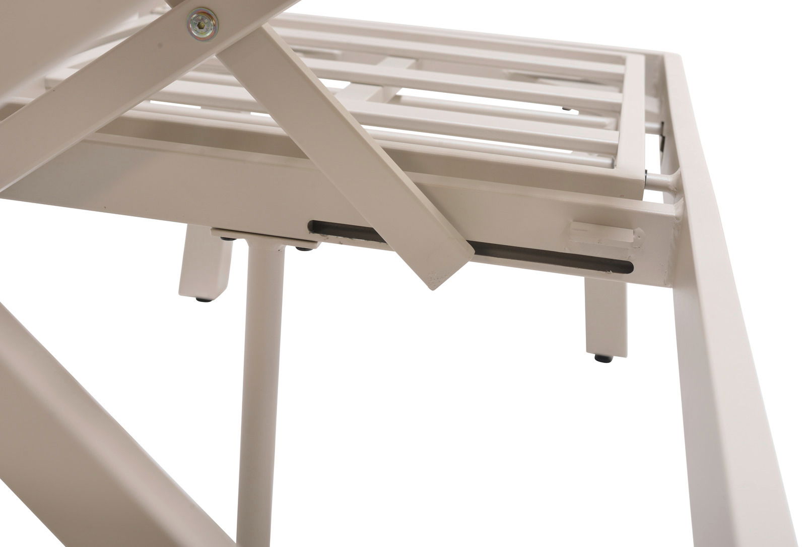 Nahaufnahme eines weißen Metallrahmens einer Lounge-Kombination, seitliche Perspektive