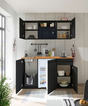 Moderne Single-Küche in schwarzem Design mit Holzarbeitsplatte, integriertem Kühlschrank, Spüle und Hängeschränken, aus der Perspektive von vorne betrachtet.