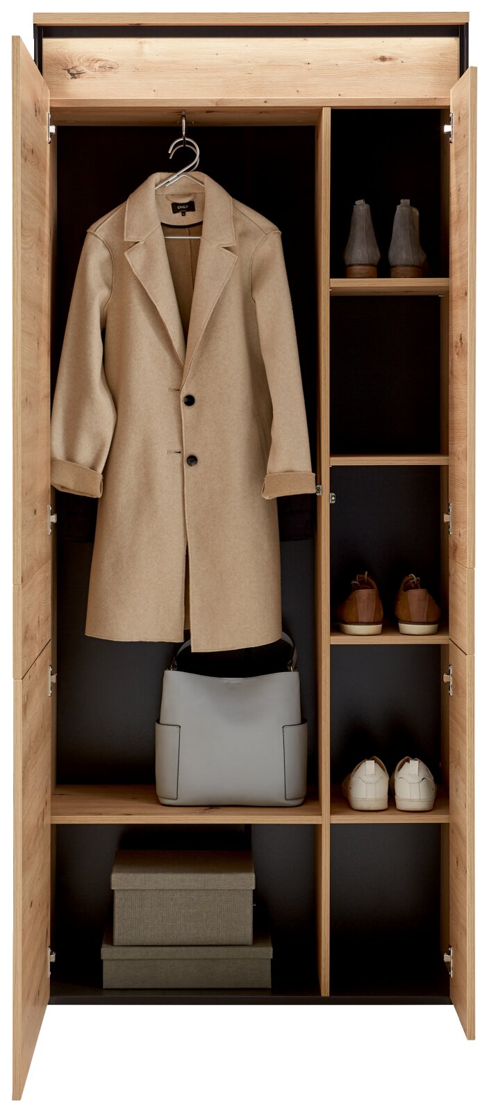 Open XL-garderobekast van hout met een kledingstang waaraan een beige jas hangt, en verschillende planken met schoenen, een tas en opbergdozen. Vooraanzicht.