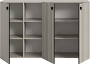 Moderner zweitüriger Schrank in Grau mit geöffneten, vertikal gerillten Türen und mehreren Innenfächern, frontale Ansicht.
