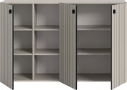 Moderner zweitüriger Schrank in Grau mit geöffneten, vertikal gerillten Türen und mehreren Innenfächern, frontale Ansicht.