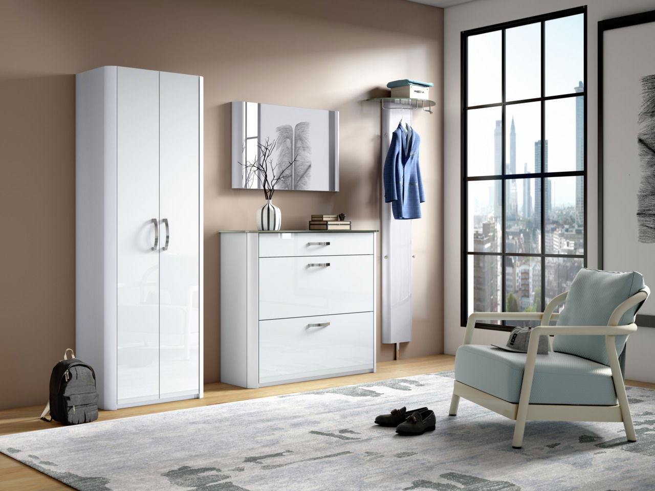 Moderne Garderobenkombination in einem hellen Raum mit großem Fenster, bestehend aus einem Mehrzweckschrank, einem Schuhschrank, einem Spiegel und einer Garderobe. Perspektive von vorne.