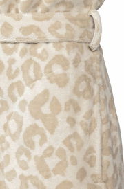 Nahaufnahme eines Bademantels mit beigem Leopardenmuster, seitliche Perspektive
