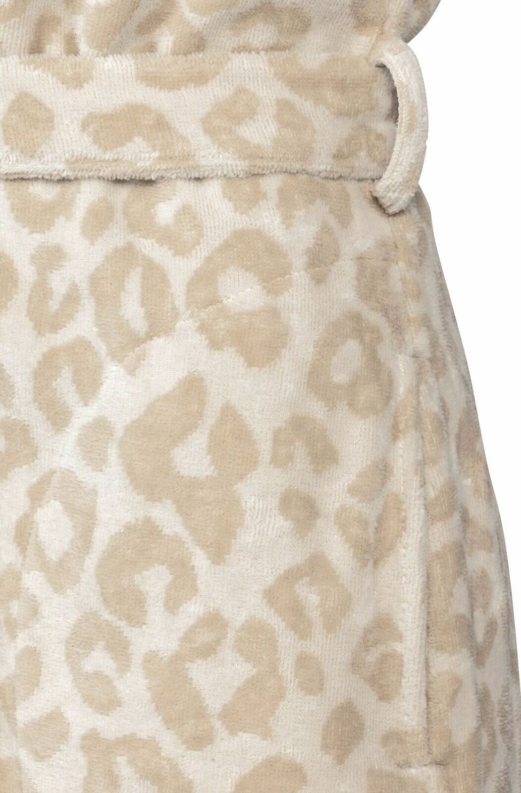 Nahaufnahme eines Bademantels mit beigem Leopardenmuster, seitliche Perspektive
