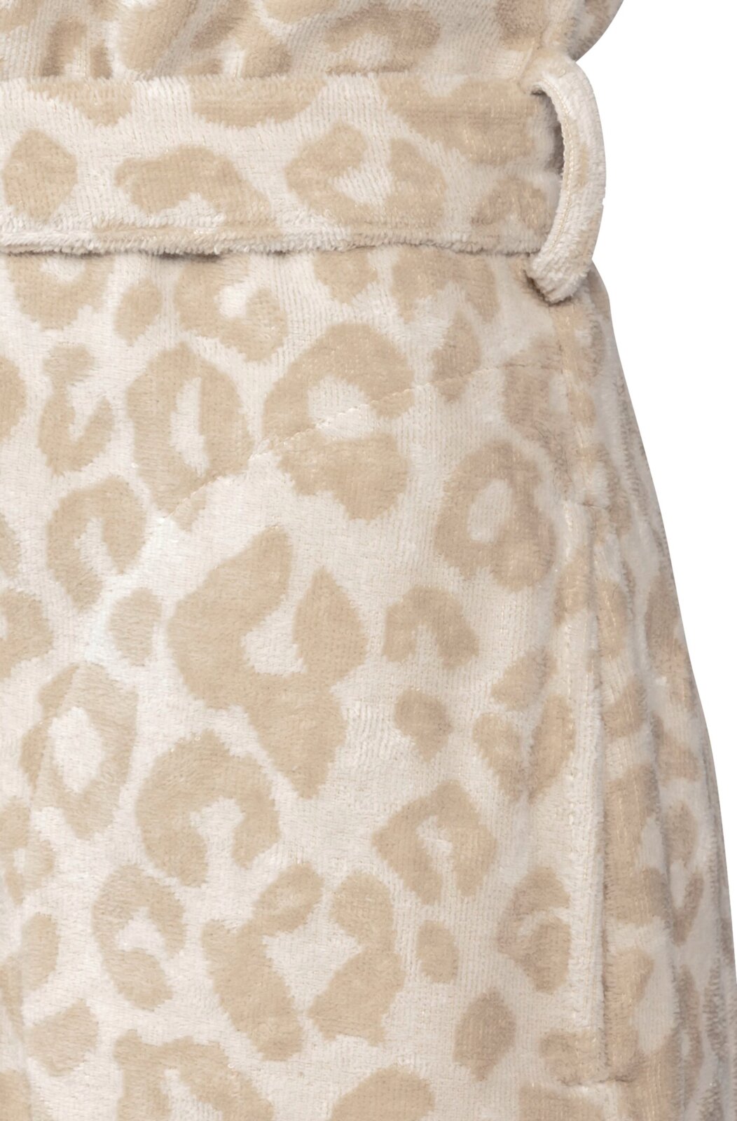 Close-up van een badjas met een beige luipaardprint, gezien vanaf de zijkant