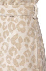 Close-up van een badjas met een beige luipaardprint, gezien vanaf de zijkant