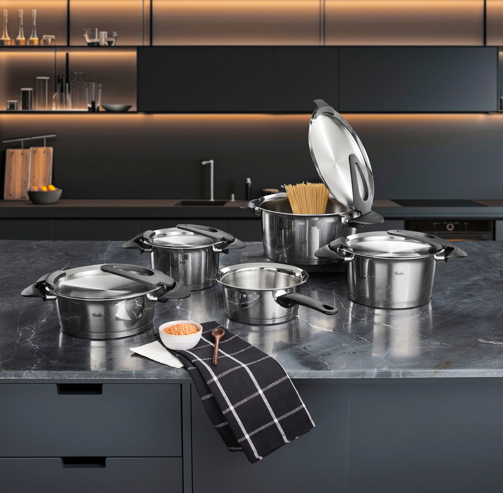 Topfset Intensa 5-tlg. aus Edelstahl auf einer Küchenarbeitsplatte, Perspektive von vorne.