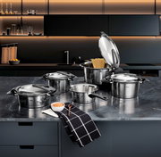 Topfset Intensa 5-tlg. aus Edelstahl auf einer Küchenarbeitsplatte, Perspektive von vorne.