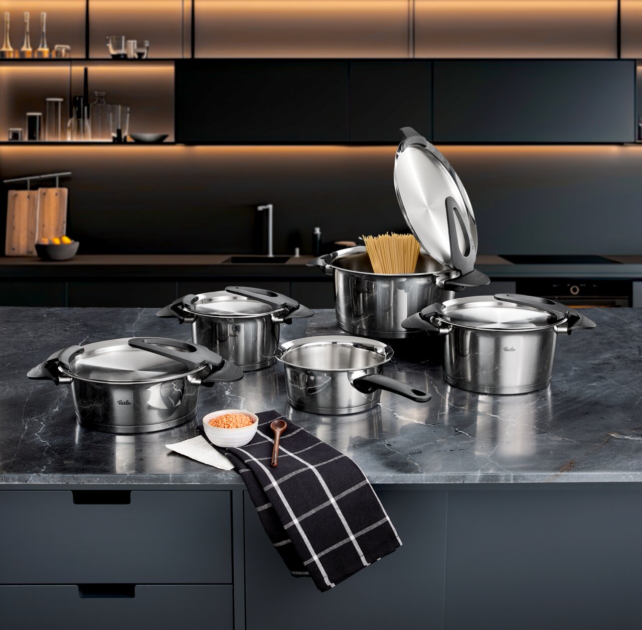 Topfset Intensa 5-tlg. aus Edelstahl auf einer Küchenarbeitsplatte, Perspektive von vorne.
