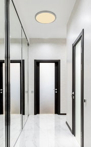 Moderne Deckenleuchte SAPANA in einem eleganten Flur, von unten betrachtet.