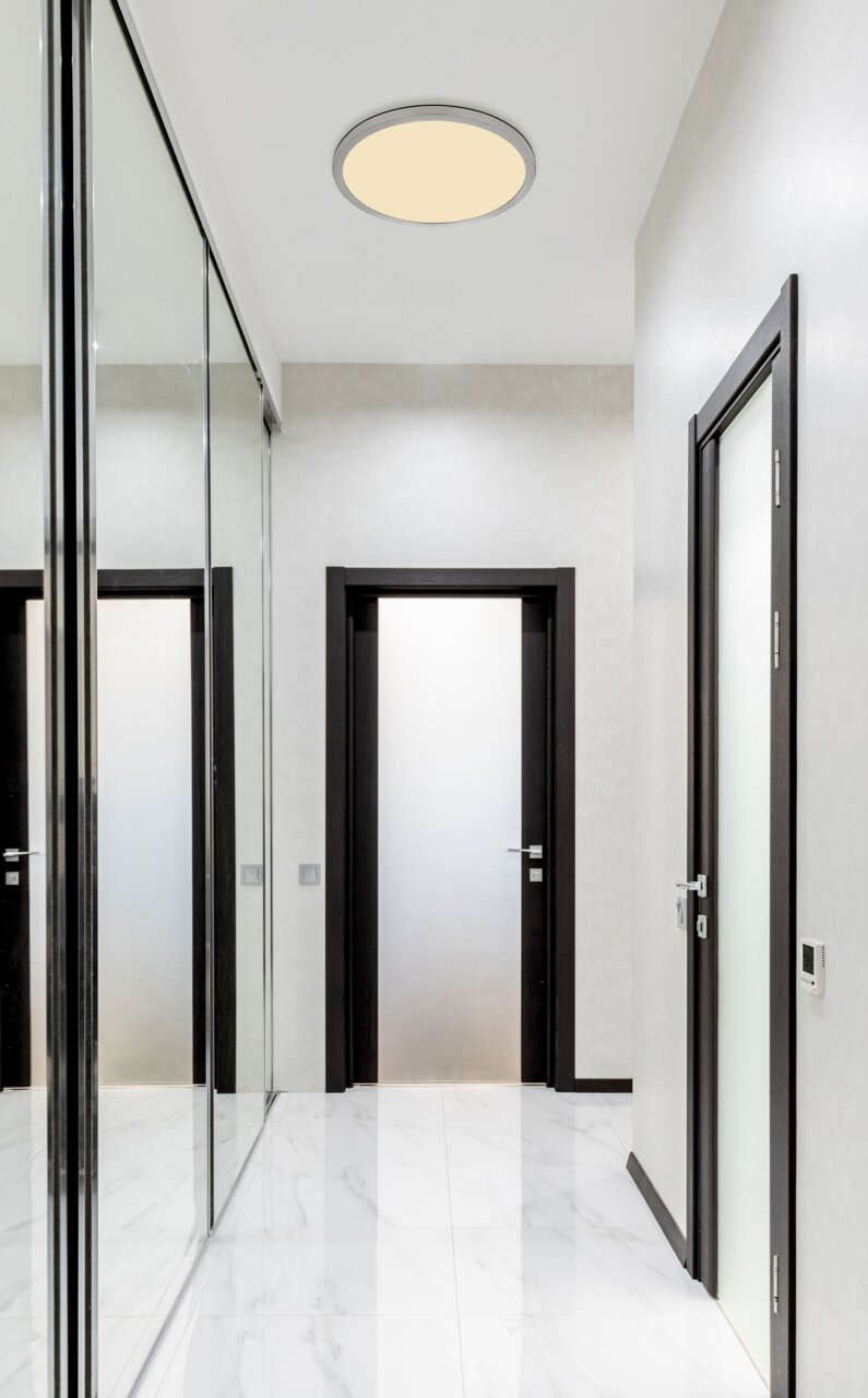 Moderne Deckenleuchte SAPANA in einem eleganten Flur, von unten betrachtet.