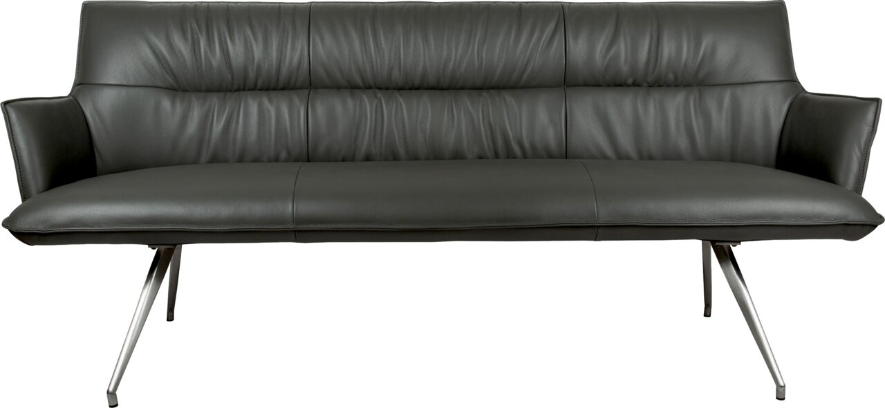 Dunkelgraues 3-Sitzer-Ledersofa mit gepolsterter Rückenlehne, Armlehnen und schrägen Metallbeinen, freigestellt auf weißem Hintergrund, Frontansicht.