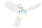 Weißer Deckenventilator mit drei Flügeln und integrierter LED-Leuchte, schräg von unten in Nahaufnahme vor weißem Hintergrund