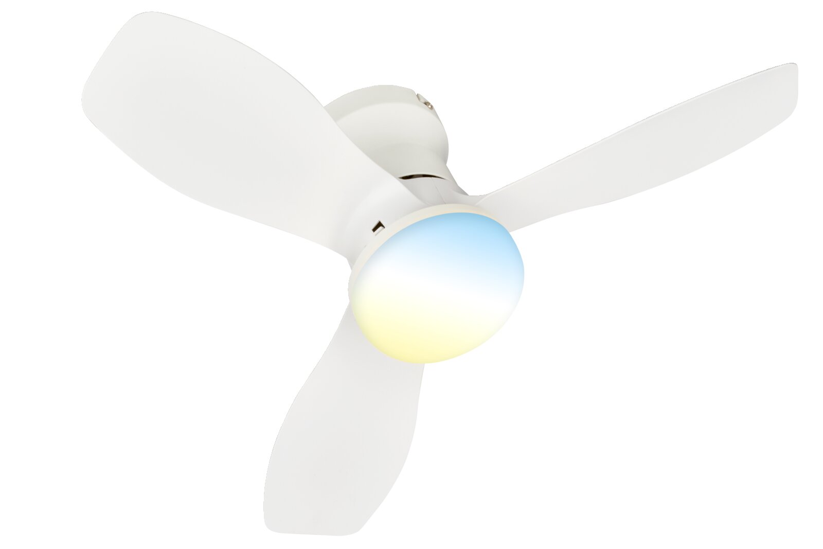 Weißer Deckenventilator mit drei Flügeln und integrierter LED-Leuchte, schräg von unten in Nahaufnahme vor weißem Hintergrund
