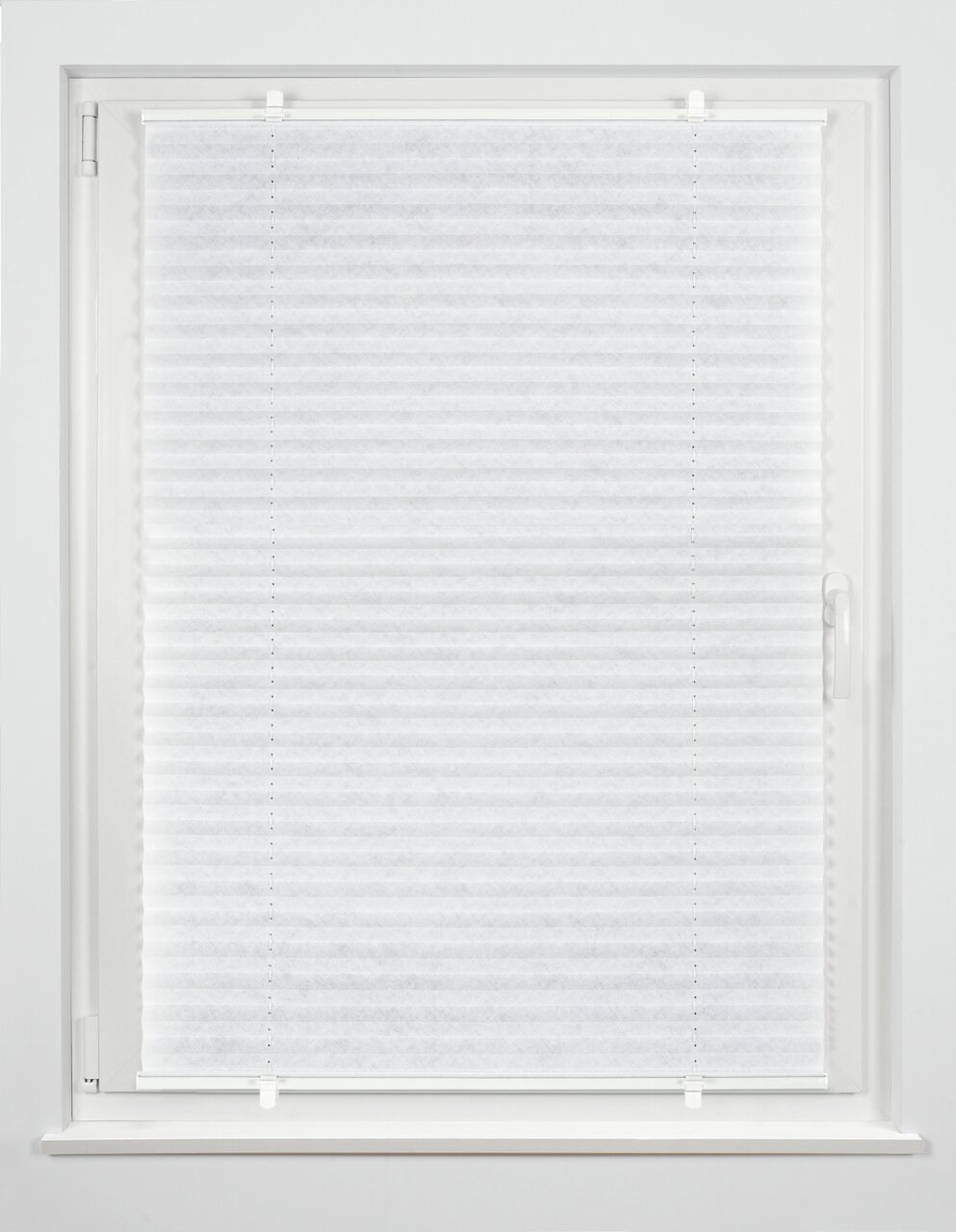 Plissee gefädelt in einem Fensterrahmen, frontal fotografiert