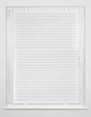 Plissee gefädelt in einem Fensterrahmen, frontal fotografiert