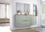 Moderner Hängeschuhschrank in hellem Raum, seitliche Perspektive