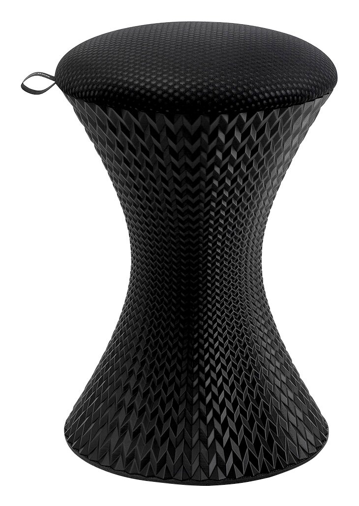 Schwarzer Gaming Hocker mit geometrischem Muster, seitliche Perspektive