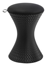 Schwarzer Gaming Hocker mit geometrischem Muster, seitliche Perspektive