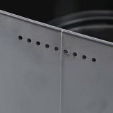 Nahaufnahme eines grauen Brotkastens mit Belüftungslöchern an der Ecke.