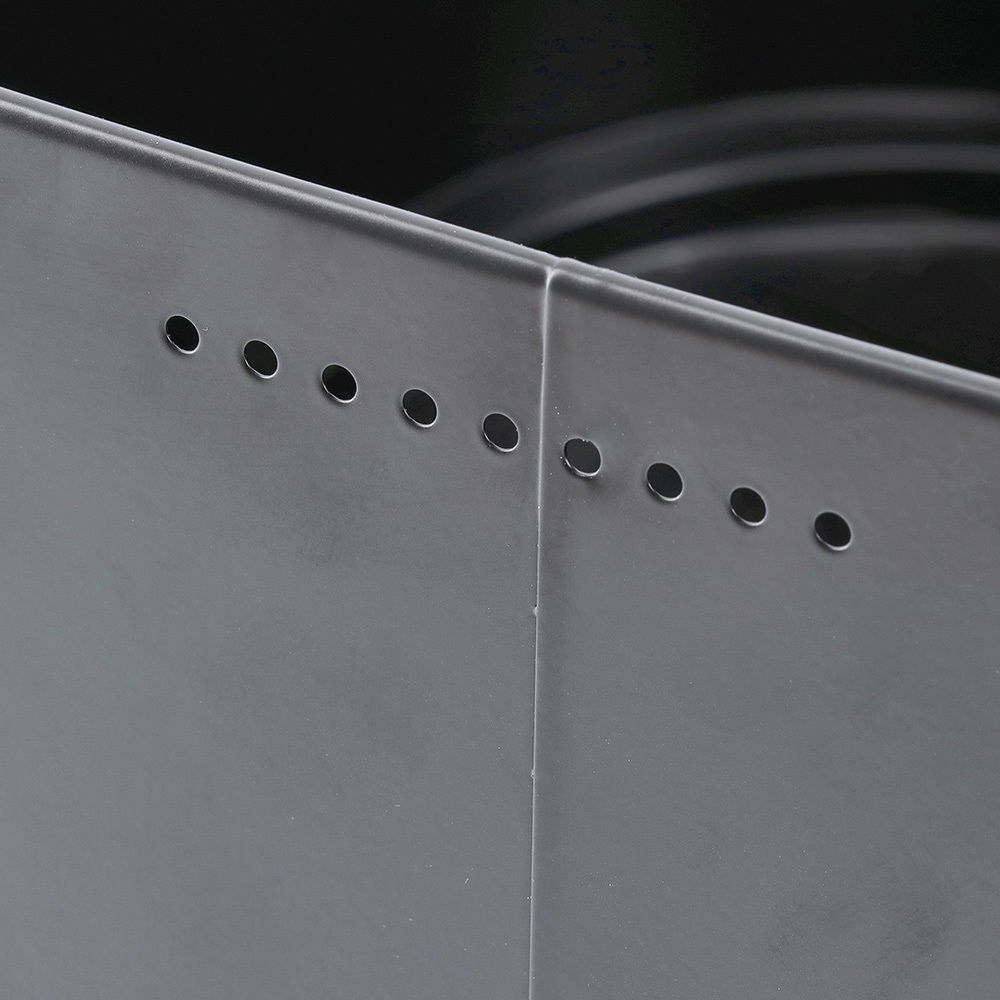 Nahaufnahme eines grauen Brotkastens mit Belüftungslöchern an der Ecke.