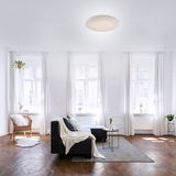 Moderne Deckenleuchte in einem hellen Wohnzimmer, von unten betrachtet.