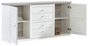 Weißes Sideboard mit zwei offenen Türen, vier Schubladen in der Mitte und Regalfächern, frontal betrachtet.