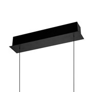 Zwarte, minimalistische led-hanglamp met een lange rechthoekige kap en twee ophangpunten, afgebeeld op een witte achtergrond, schuin van onderaf gezien.