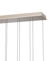 Moderne LED-Pendelleuchte von unten betrachtet, mit schlanken schwarzen Kabeln und rechteckigem Gehäuse.