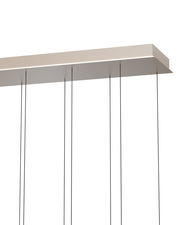 Moderne LED-Pendelleuchte von unten betrachtet, mit schlanken schwarzen Kabeln und rechteckigem Gehäuse.