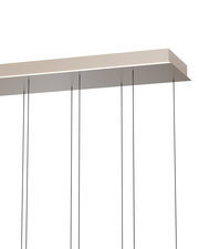 Moderne LED-Pendelleuchte von unten betrachtet, mit schlanken schwarzen Kabeln und rechteckigem Gehäuse.