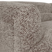 Close-up van een hoek van een megabank met een gestructureerde stoffen bekleding in beige- en bruintinten.