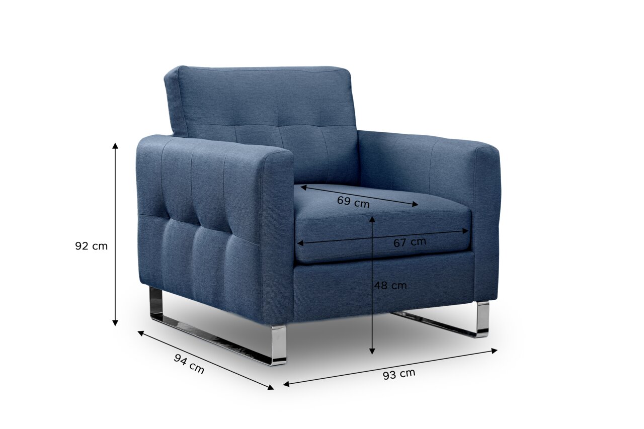 MID.YOU Sessel HERA Blauer, gepolsterter Stoff-Sessel mit breiten Armlehnen und verchromtem Kufengestell, Maße ca. 92 cm hoch, 93 cm breit und 94 cm tief, Sitzhöhe ca. 48 cm, Sitzfläche ca. 69 x 67 cm, in schräger Frontansicht von links vor weißem Hintergrund.