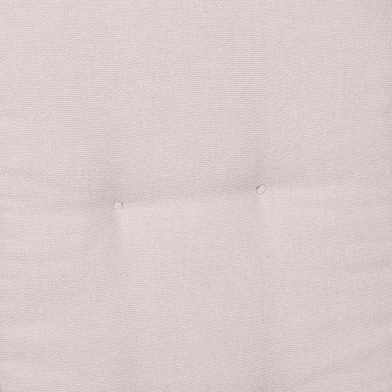 Nahaufnahme in Draufsicht auf hellbeigen, fein gewebten Stoff mit leichter Polsterung und zwei dezenten Knopfheftungen.