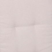 Nahaufnahme in Draufsicht auf hellbeigen, fein gewebten Stoff mit leichter Polsterung und zwei dezenten Knopfheftungen.