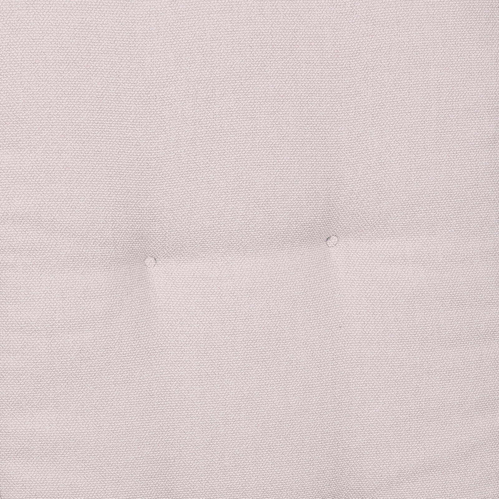 Nahaufnahme in Draufsicht auf hellbeigen, fein gewebten Stoff mit leichter Polsterung und zwei dezenten Knopfheftungen.