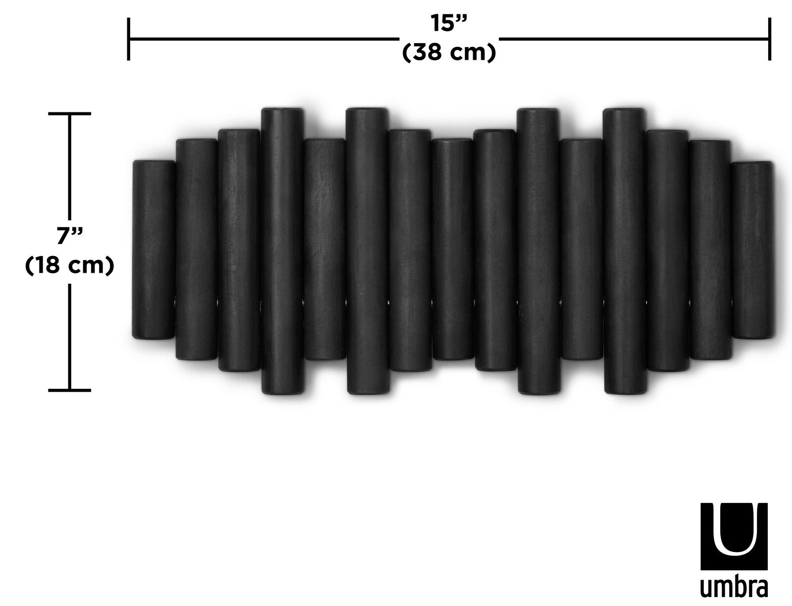 Moderne Wandgarderobe aus schwarzen, zylindrischen Elementen, Vorderansicht