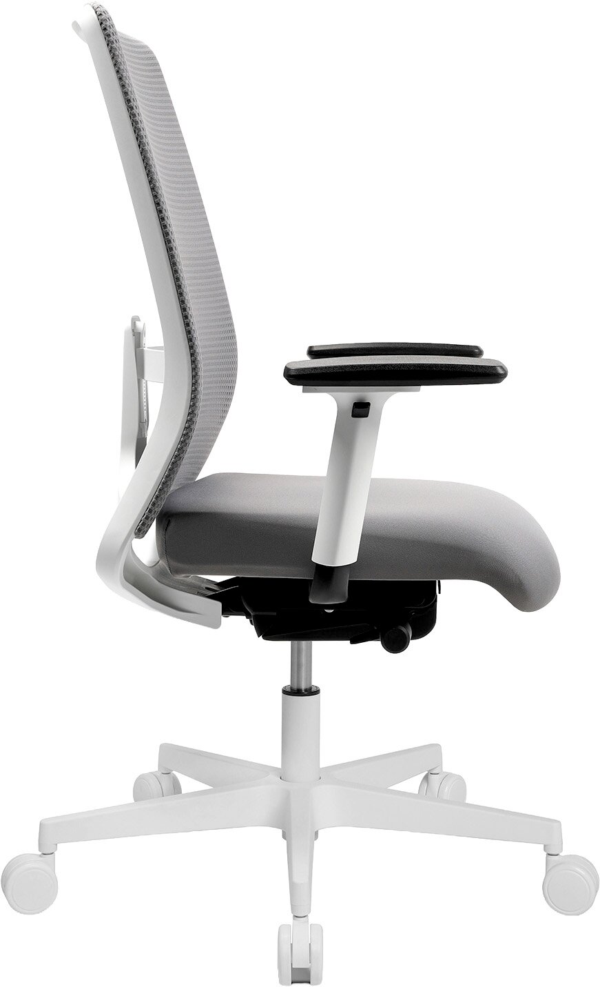 Ergonomischer Bürodrehstuhl mit grauem Sitzpolster, weißem Gestell, Netzrückenlehne und Armlehnen auf Rollenfußkreuz, Seitenansicht (linke Seite) vor weißem Hintergrund