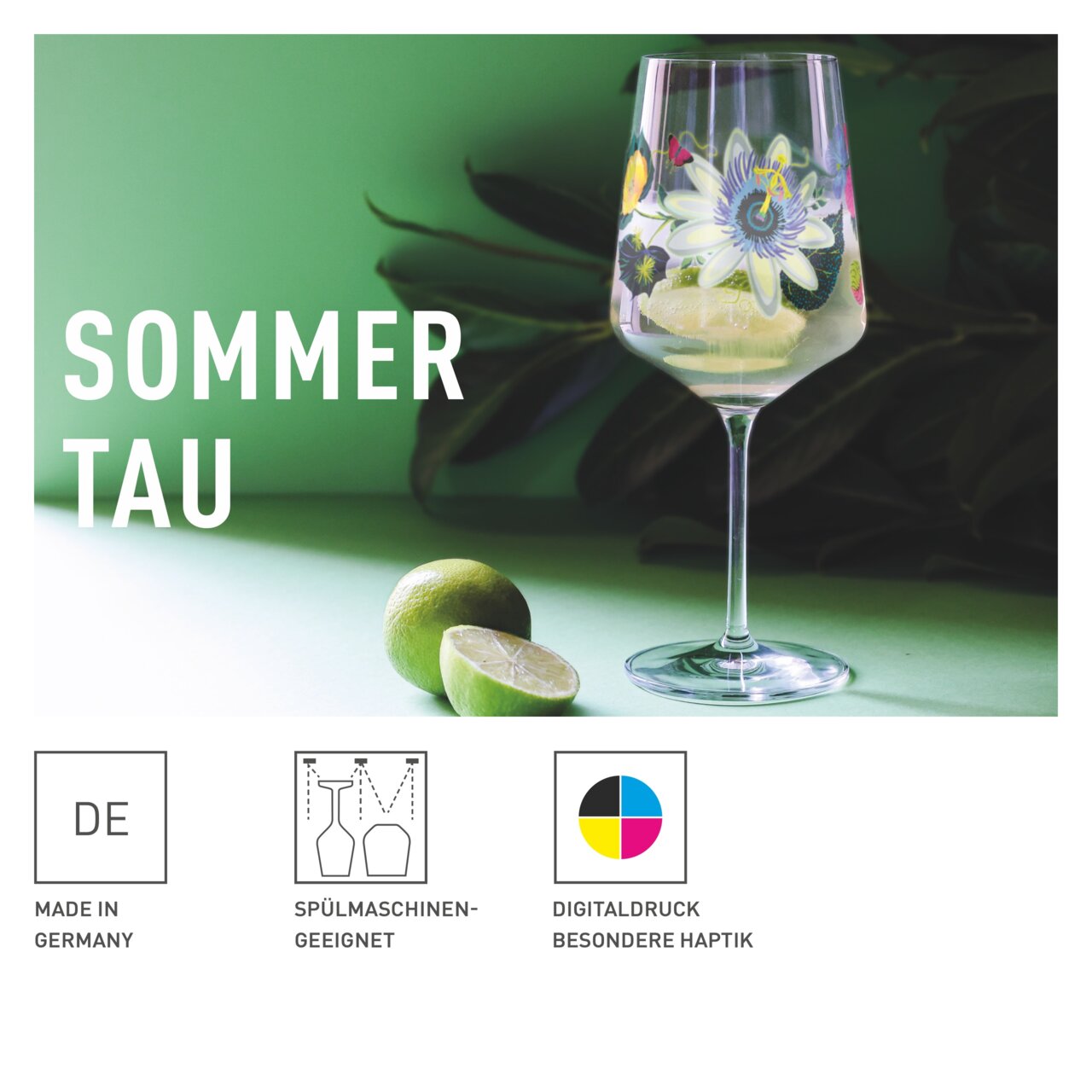 Wijnglas met bloemmotief, gevuld met drank en schijfjes limoen, op een groene achtergrond, zijaanzicht