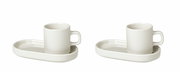 Zwei weiße Espressotassen mit Untertassen aus Keramik, seitliche Perspektive.