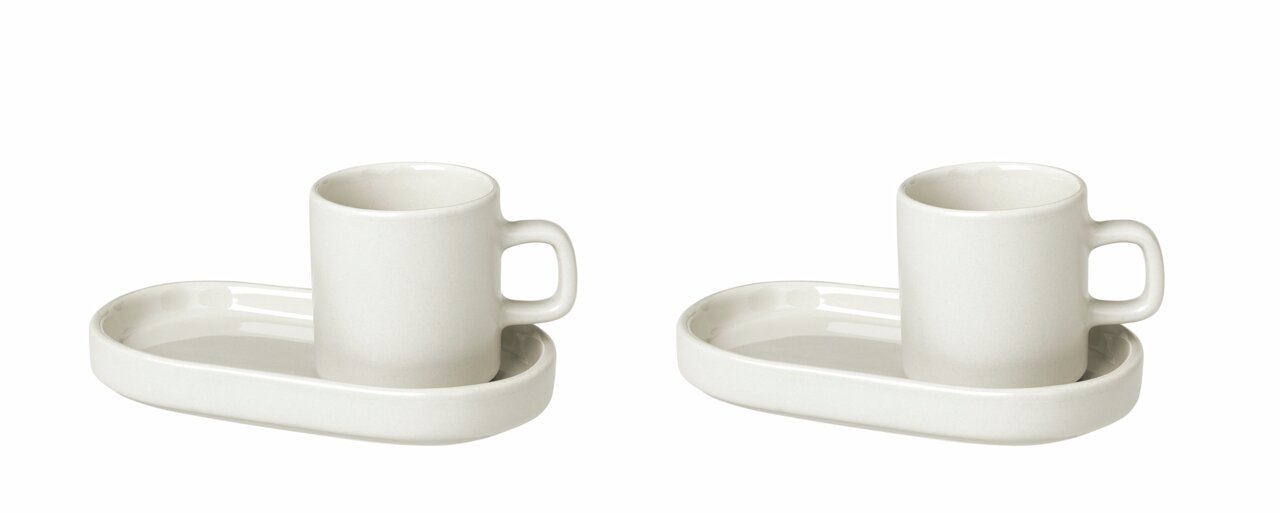 Zwei weiße Espressotassen mit Untertassen aus Keramik, seitliche Perspektive.