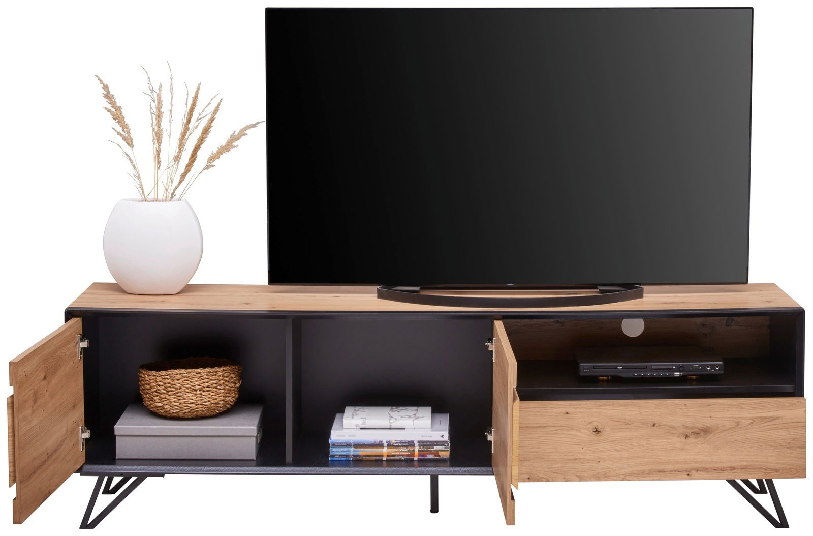 TV-Lowboard aus Holz mit schwarzem Rahmen, zwei offenen Fächern und zwei Türen, dekoriert mit einem weißen Keramikvase. Frontalansicht.