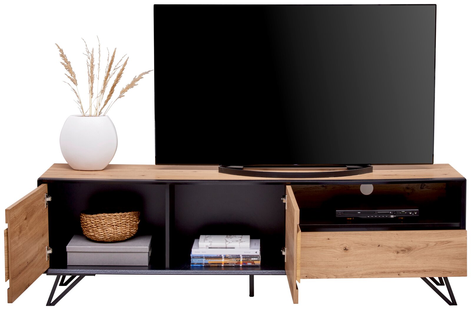 TV-Lowboard aus Holz mit schwarzem Rahmen, zwei offenen Fächern und zwei Türen, dekoriert mit einem weißen Keramikvase. Frontalansicht.