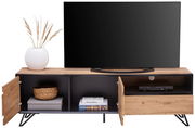 TV-Lowboard aus Holz mit schwarzem Rahmen, zwei offenen Fächern und zwei Türen, dekoriert mit einem weißen Keramikvase. Frontalansicht.