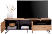 TV-Lowboard aus Holz mit schwarzem Rahmen, zwei offenen Fächern und zwei Türen, dekoriert mit einem weißen Keramikvase. Frontalansicht.