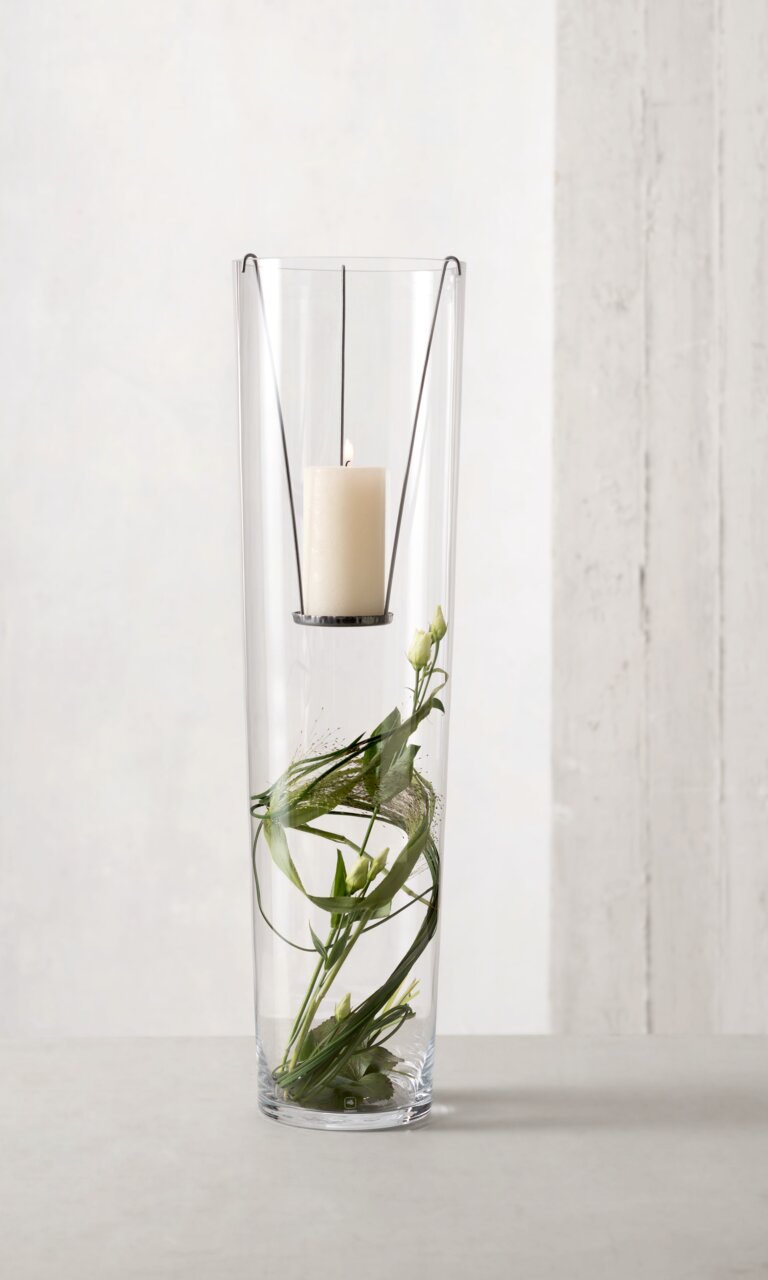 Leonardo Vase mit Kerzeneinsatz 50cm Hohe Glasvase mit Kerzeneinsatz und grünen Pflanzen, seitliche Perspektive