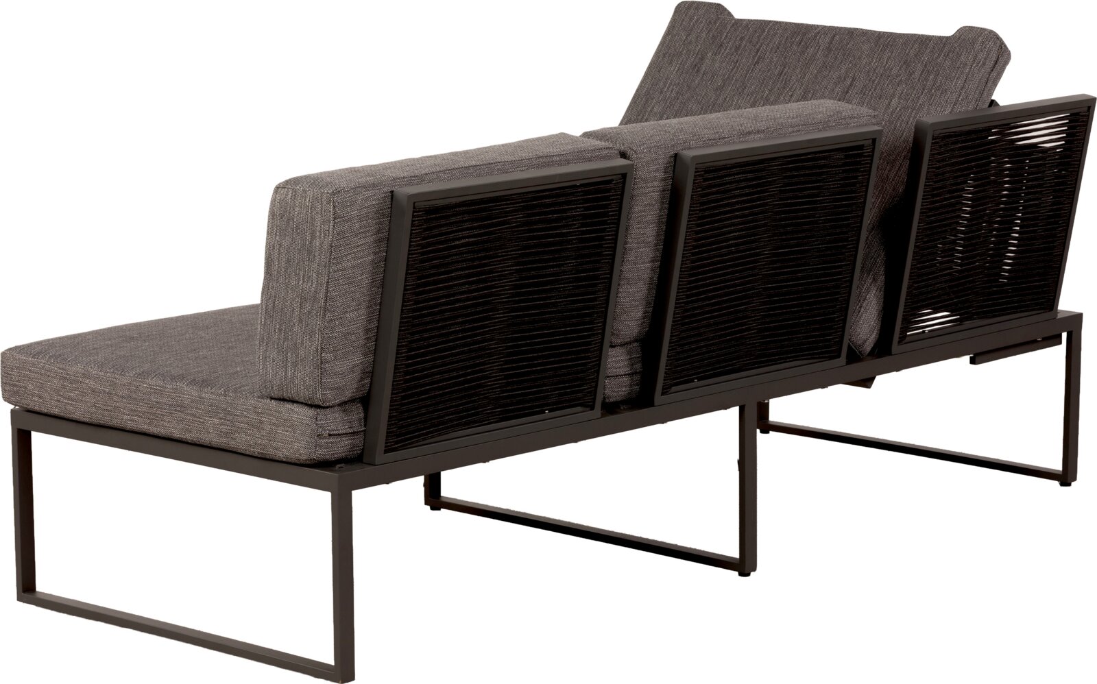 Modernes Outdoor-Loungesofa mit schwarzem Metallgestell und dunkelgrauen Polstern, Rückseite mit schwarzen Lamellenpaneelen, gezeigt in schräger Rückansicht von hinten links.