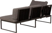Modernes Outdoor-Loungesofa mit schwarzem Metallgestell und dunkelgrauen Polstern, Rückseite mit schwarzen Lamellenpaneelen, gezeigt in schräger Rückansicht von hinten links.